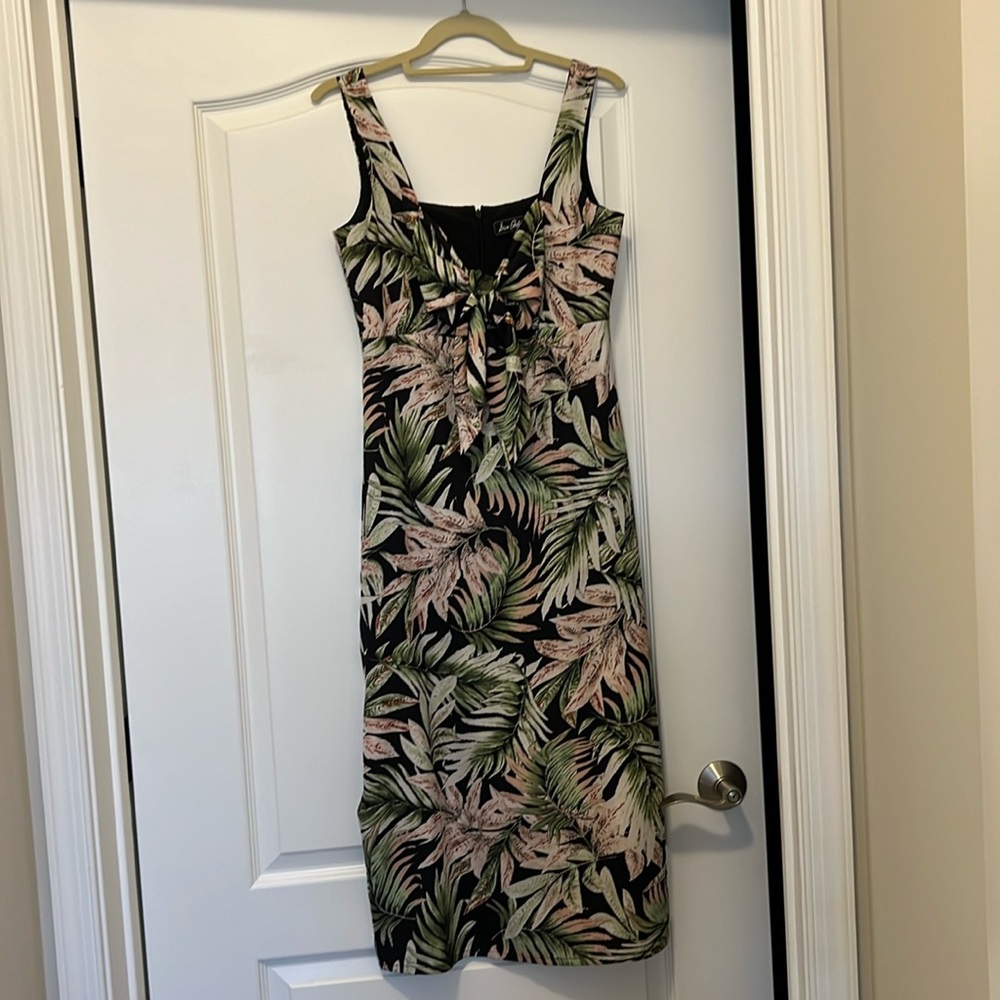 Sam Edelman dress size 6, zipper on the back,slit on 1 side, bellow the  knee.